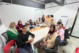 Tim pengabdian masyarakat Keperawatan UI edukasi antiperundungan di Depok