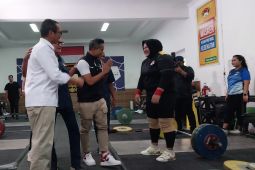 Tim angkat  besi berangkat lebih awal untuk aklimatisasi di Olimpiade