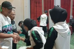 Wali Kota Aditya serahkan bonus pribadi kepada atlet Popda