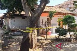 Densus 88 sita serbuk berwarna putih dan kuning saat geledah kontrakan di Cikampek