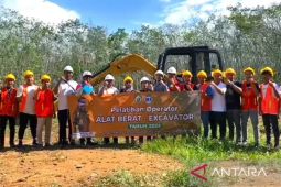 Belasan warga Desa Sungai Batung ikuti pelatihan ekskavator