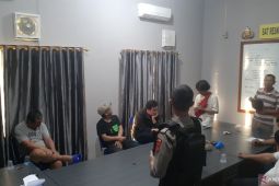 Polisi Sukabumi evakuasi tiga ABK asal NTT dan sembilan wisman dari laut