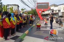 Bupati Bangka Selatan berikan bonus kepada petugas kebersihan