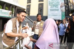 Ben Kasyafani bagi-bagi daging kurban di Kantor DPP LDII