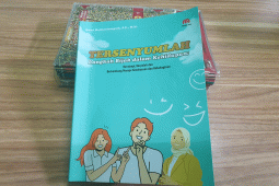Resensi buku - Awali dengan senyum, dunia pun dalam genggaman