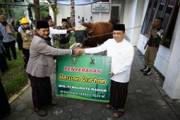 Pemkot Madiun salurkan 13 ekor hewan kurban ke panti asuhan dan warga