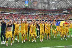 Klasemen akhir Grup E : Rumania, Belgia dan Slovakia lolos ke 16 besar