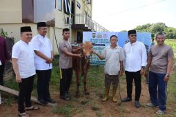 Polres Kubu Raya serahkan 16 hewan kurban ke masyarakat
