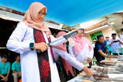 Pandai besi di Banyuwangi bertahan di tengah gempuran produk pabrikan