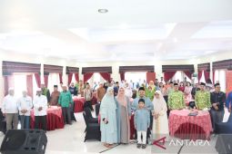 Hari libur, Bupati Dolly-keluarga makan bersama Ormas se Tapsel, ada apa?