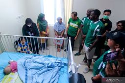 Rayakan HUT ke-97, Persebaya berbagi mainan ke pasien anak di RSUD BDH