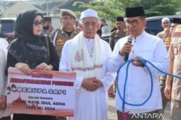 Pj Gubernur Kaltim  serahkan sapi dari Presiden ke Islamic Center