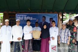 Bupati HST keliling desa bagikan daging kurban ke rumah warga