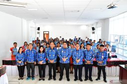 Bupati Samosir Vandiko Gultom serahkan SK 54 PPPK tenaga guru
