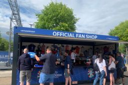 Suporter Berburu Suvenir Piala Eropa di Brandenburg Gate