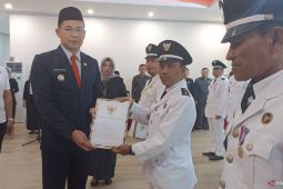 Bupati Kapuas Hulu serahkan SK perpanjangan jabatan 76 kepala desa