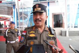 Satpol PP Garut tertibkan baliho bakal calon bupati yang melanggar perda
