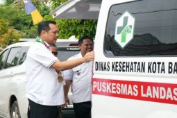 Wali Kota Banjarbaru serahkan mobil ambulans kepada puskesmas