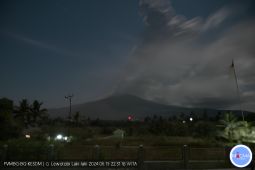 Awan abu setinggi 800 meter tampak di Gunung Lewotobi Laki-laki Flores NTT