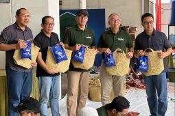 Bank Kalsel bagikan daging kurban kepada warga Kalsel
