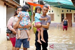 Polisi bantu evakuasi warga korban banjir di Gorontalo
