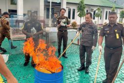Kejari Kepulauan Aru musnahkan barang bukti berkekuatan hukum  tetap