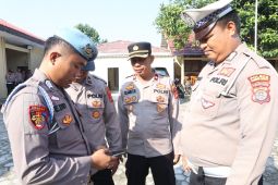 Cegah judi online, Wakapolres Pesisir Barat cek ponsel personel