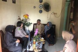 Pejabat Polda Jambi anjangsana ke rumah personel yang sakit