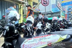 DIshub Balikpapan tertipkan kendaraan parkir di tempat terlarang