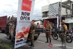 Pemkab Aceh Barat cabut puluhan iklan di tiang lampu jalan