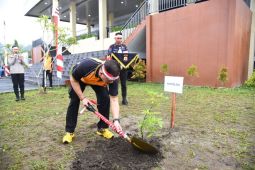 Sambut HUT Bhayangkara, Polda Maluku tanam 1.000 bibit pohon kelengkeng lestarikan lingkungan