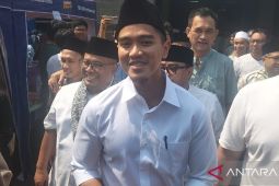 Kaesang sambangi Muhamadiyah DKI sambil bagikan buku tulis ke warga