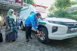 Wali Kota Aditya serahkan ambulans kepada tiga puskesmas