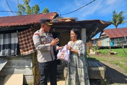 Polres Kolaka beri bantuan sembako ke warga kurang mampu dan lansia