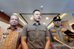 Menteri AHY serahkan sertifikat tanah ke rumah warga di Jambi