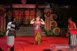 Seniman Kabupaten Badung tampilkan "Cihnaning Wetu" saat Parade Gong Tradisi PKB 2024