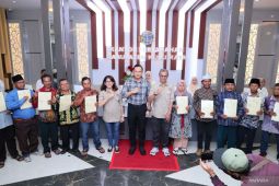 Menteri AHY serahkan sertipikat tanah elektronik di Kubu Raya