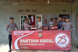 Polres Pesisir Barat beri paket sembako ke Ponpes Al Fatah