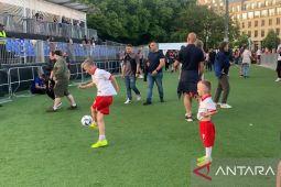 Aksi dua suporter cilik timnas Polandia bermain sepak bola di Fan Zone curi perhatian