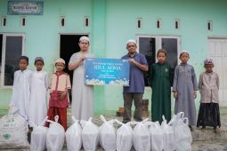 Foto - PLN UID Kalselteng bagikan daging kurban kepada anak yatim dan dhuafa