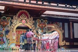 Kabupaten Lampung Barat pentaskan tradisi Pusaka Lama di Pesta Kesenian Bali