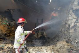 Kebakaran gudang pakan ternak di Sidoarjo