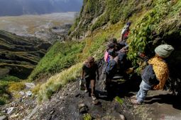 Ritual pengambilan air suci kasada oleh Suku Tengger