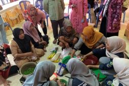 Mahasiswa Unja ajarkan ibu-ibu di Kabupaten Batanghari buat produk olahan ikan