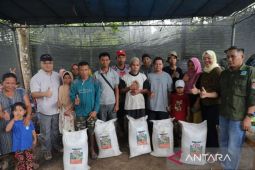 Erzaldi salurkan pupuk gratis bantu petani