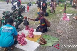 Prajurit TNI AL di Yahukimo bantu tingkatkan ekonomi masyarakat Papua