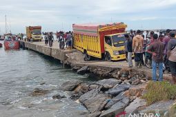 Dermaga sandar kapal Ujung Serangga Abdya patah saat dilintasi truk