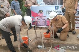 Polisi Bangka Barat bantu bangun lima unit rumah layak huni