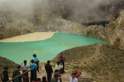Gunung Kelimutu di Ende bertatus waspada