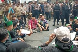 Sejumlah legislator temui massa aksi tolak Tapera di Tulungagung